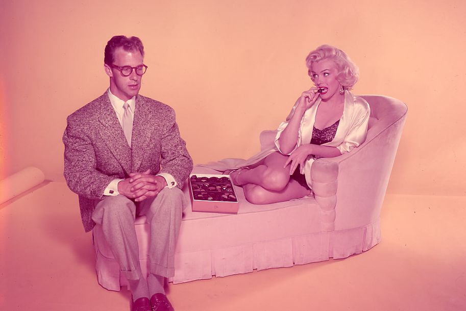 Marilyn Monroe mancand ciocolata
